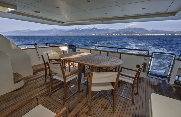 Włochy, Morze Tyrreńskie wybrzeża Viareggio, 82' luksusowy jacht, rufie słonecznym — Zdjęcie stockowe
