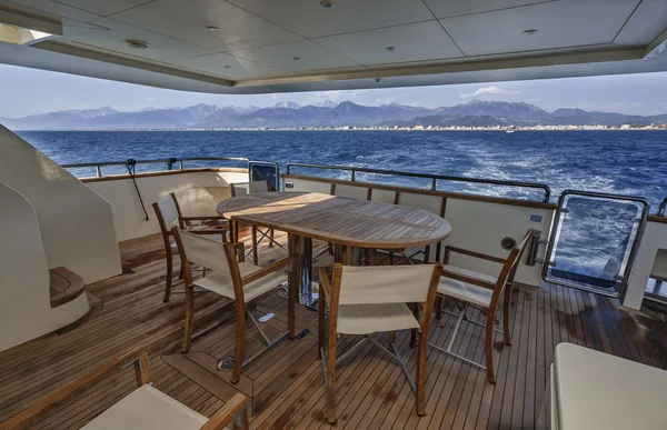 Italien, Tyrrhenisches Meer, vor der Küste von Viareggio, 82 'Luxusjacht, Heck Sonnendeck — Stockfoto