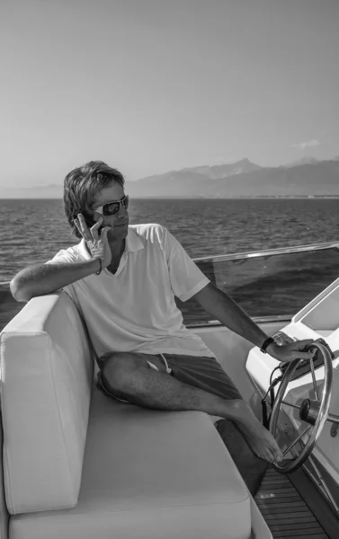 Itália, mar Tirreno, ao largo da costa de Viareggio, 82 'iate de luxo, flybridge, homem falando ao telefone — Fotografia de Stock