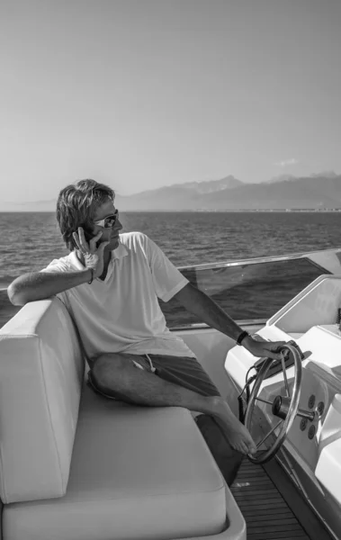 Itália, mar Tirreno, ao largo da costa de Viareggio, 82 'iate de luxo, flybridge, homem falando ao telefone — Fotografia de Stock