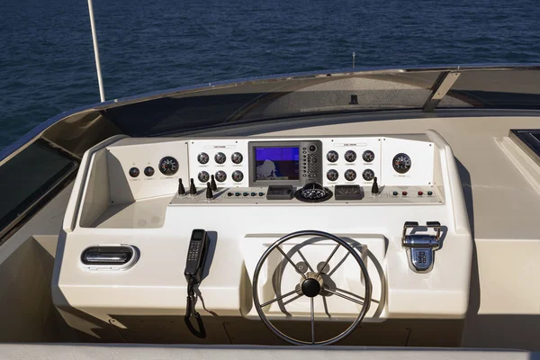 Italy, Tyrrhenian sea, off the coast of Viareggio, 82' luxury yacht, flybridge driving consolle — Stock Photo, Image