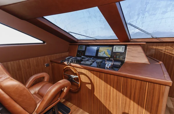 Italy, Tyrrhenian sea, off the coast of Viareggio, 82' luxury yacht, dinette, driving consolle — Stock Photo, Image