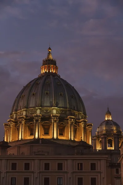 Italia, Roma, Catedral de San Pedro cúpula al atardecer — Foto de Stock