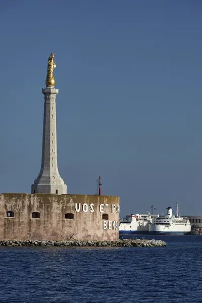 View of the Madonna statue at the port entrance and some ferryboats — Stock Photo, Image