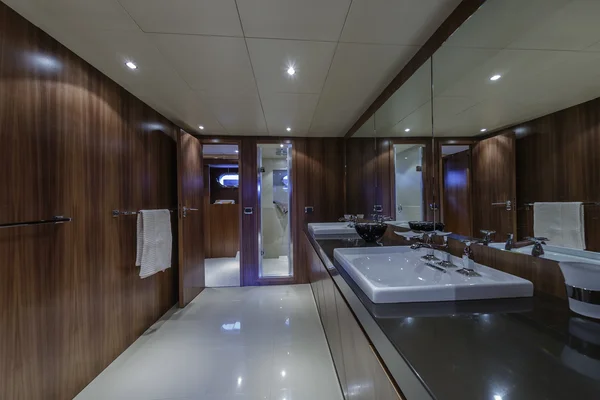 Italie, Viareggio, yacht de luxe 82 ', salle de bain principale — Photo