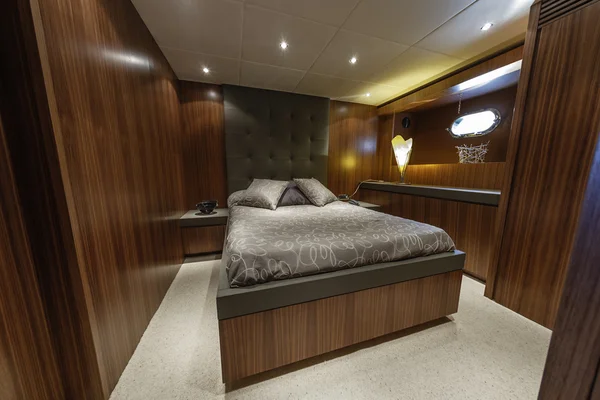 意大利的维亚雷吉奥 82' 豪华游艇，客人卧室 — 图库照片