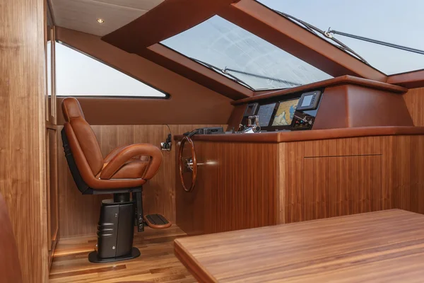 意大利的维亚雷吉奥 82' 豪华游艇，餐桌椅，驾驶 consolle — 图库照片