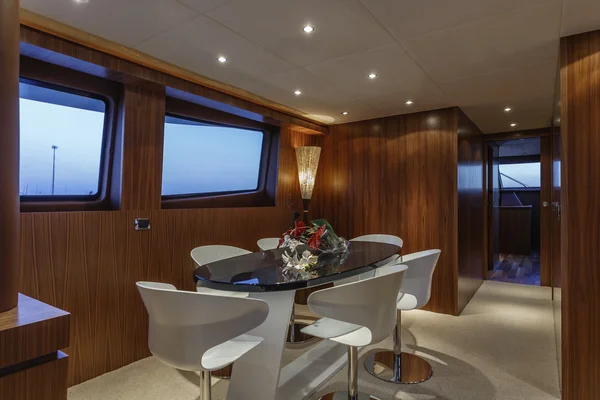 意大利的维亚雷吉奥 82' 豪华游艇，餐桌椅，餐桌 — 图库照片