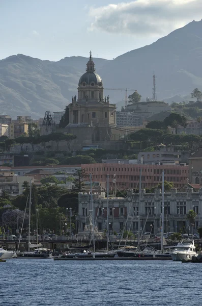 The city and the marina — Stock Photo, Image