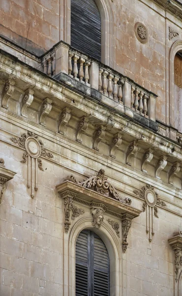 Edificio barroco, balcón viejo — Foto de Stock