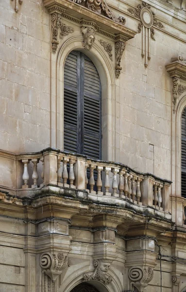 Edificio barroco, balcón viejo — Foto de Stock