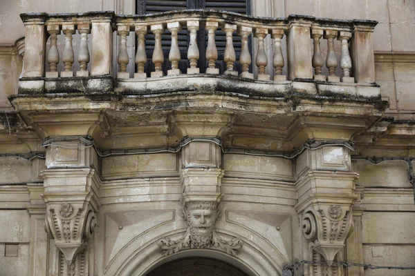 Edificio barroco, balcón viejo —  Fotos de Stock