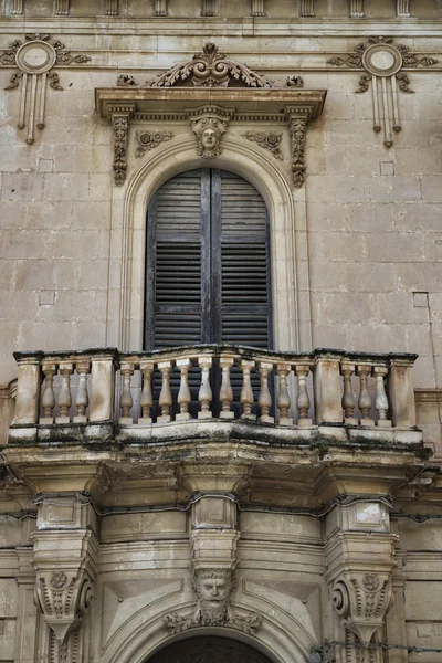 Barokkirakennus, vanha parveke — kuvapankkivalokuva