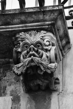 Evin içinde antik heykeller