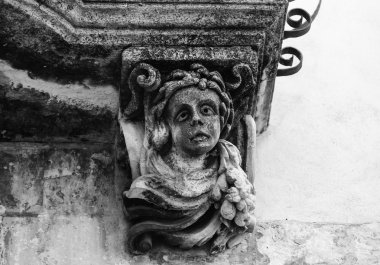 Evin içinde antik heykeller