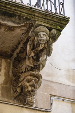 Evin içinde antik heykeller