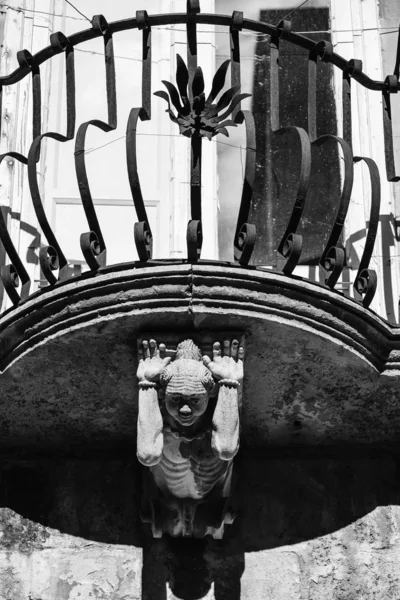 Statues anciennes dans la maison — Photo