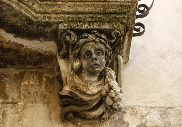 Estatuas antiguas en la casa — Foto de Stock