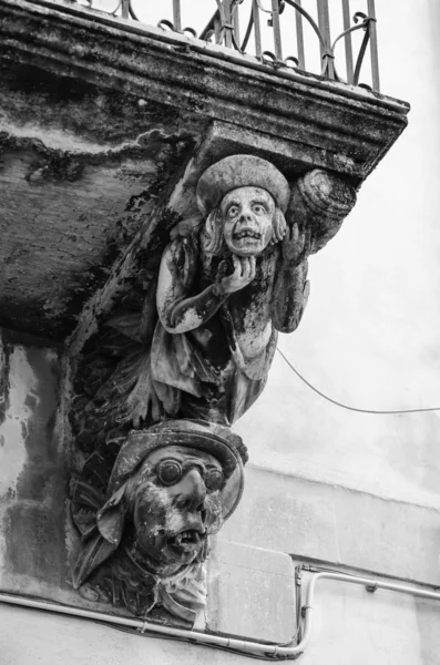 Oude standbeelden in het huis — Stockfoto