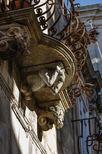 Италия, Сицилия, Рагуза Ибла, здание в стиле барокко, старый балкон с барочными орнаментами — стоковое фото