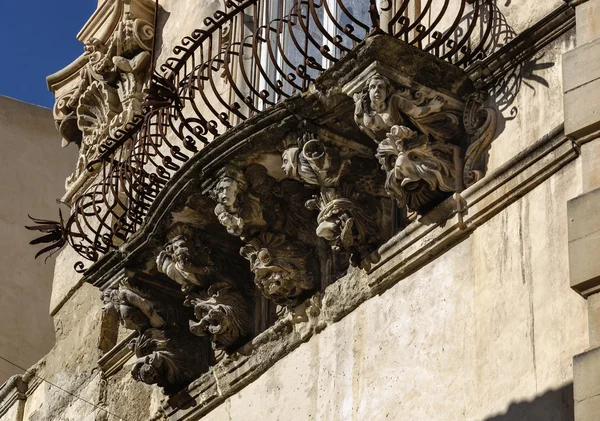 Италия, Сицилия, Рагуза Ибла, барочный фасад дворца Косентини — стоковое фото