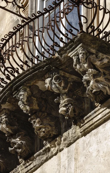 Italien, sizilien, ragusa ibla, die barocke fassade des palastes cosentini — Stockfoto