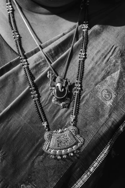 India, Rajastán, Jaipur, mujer india con vestido tradicional y joyas — Foto de Stock