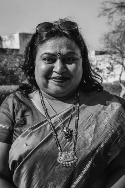 India, Rajastán, Jaipur, mujer india con vestido tradicional y joyas —  Fotos de Stock