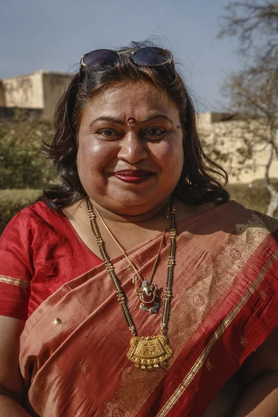 India, Rajastán, Jaipur, mujer india con vestido tradicional y joyas —  Fotos de Stock
