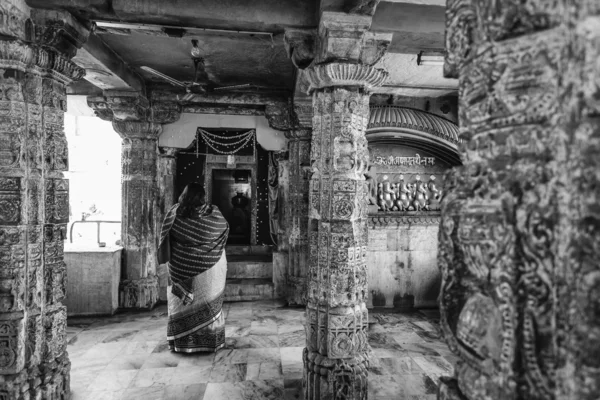 India, Rajastán, Jaipur, mujer india con vestimenta tradicional rezando en un templo hindú —  Fotos de Stock