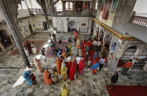 Indien, rajasthan, jaipur, indiska i ett hinduiskt tempel — Stockfoto