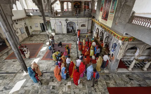 Indien, rajasthan, jaipur, indiska i ett hinduiskt tempel — Stockfoto