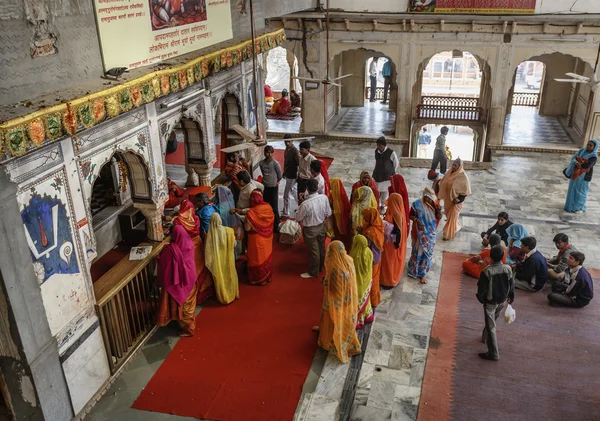 Indien, rajasthan, jaipur, indiska i ett hinduiskt tempel — Stockfoto