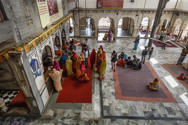 Índia, Rajasthan, Jaipur, indian em um temple hindu — Fotografia de Stock