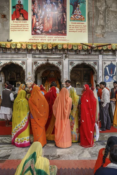 Indien, rajasthan, jaipur, indiska i ett hinduiskt tempel — Stockfoto