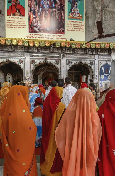 Indien, rajasthan, jaipur, indiska i ett hinduiskt tempel — Stockfoto