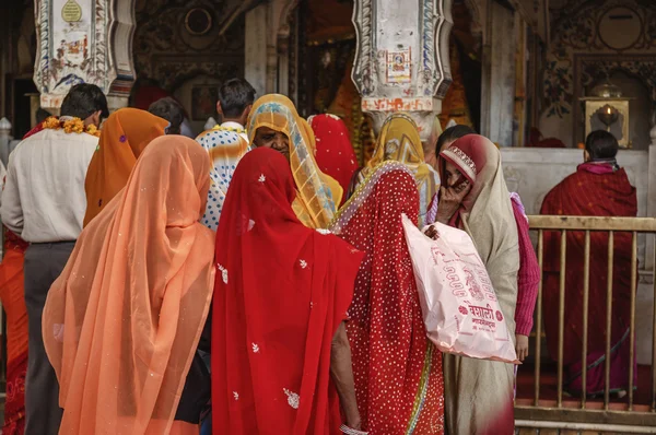 Indien, rajasthan, jaipur, indiska i ett hinduiskt tempel — Stockfoto