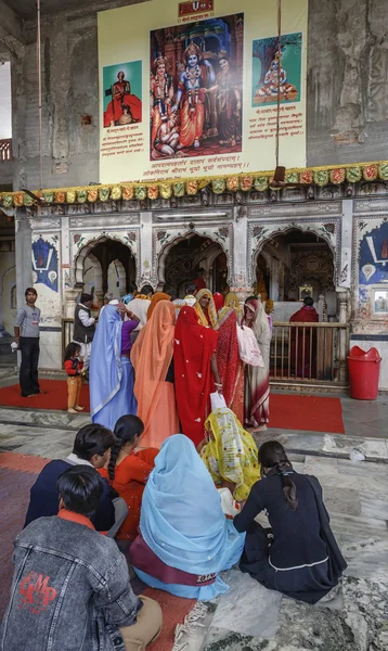 Indien, rajasthan, jaipur, indiska i ett hinduiskt tempel — Stockfoto