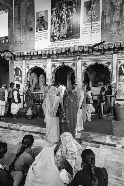 Índia, Rajasthan, Jaipur, indian em um temple hindu — Fotografia de Stock