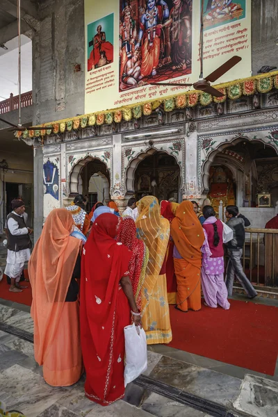 Indien, rajasthan, jaipur, indiska i ett hinduiskt tempel — Stockfoto