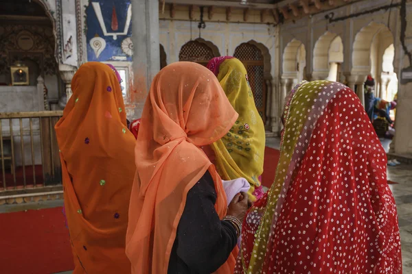 Indien, rajasthan, jaipur, indiska i ett hinduiskt tempel — Stockfoto