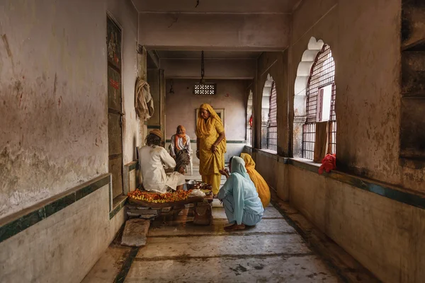 Indie, rajasthan, jaipur, galtaji chrám, indický modlí — Stock fotografie