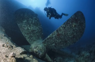 Sudan, Kızıldeniz, UW fotoğraf, Batığı umbria, bir dalgıç yakın bir batık gemi Pervaneleri