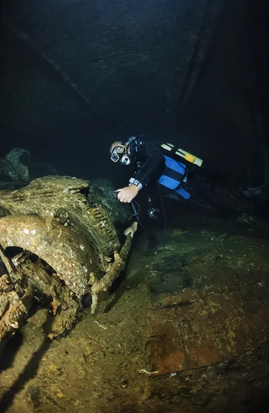 Sudan, röda havet, u.w. foto, Umbrien wreck, en gammal bil i lastrummet sunken ship — Stockfoto