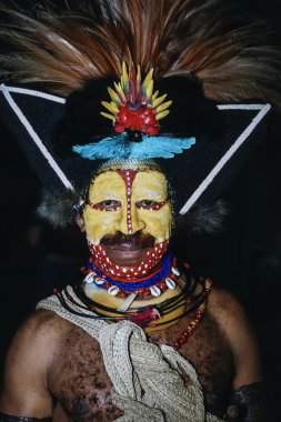 tipik papua geleneksel kostüm