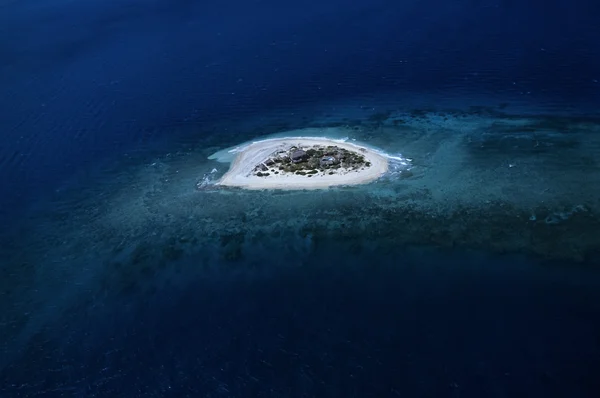 サンゴ礁に囲まれて小さな島リゾートの航空写真 — ストック写真