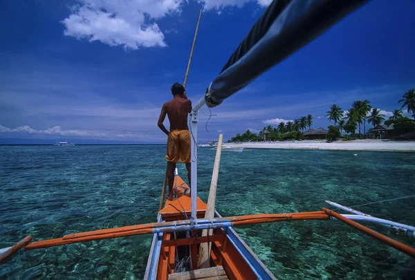 Banca (típico barco de madera local) dentro del arrecife de coral — Foto de Stock