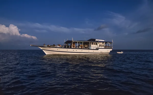 Barco típico maldivo de madera — Foto de Stock