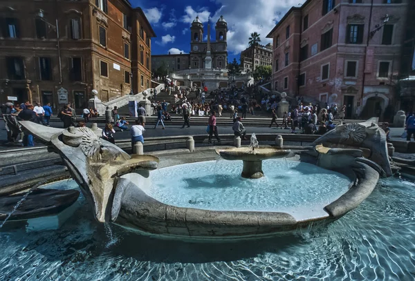 Blick auf die spanische Treppe und den Barcaccia-Brunnen — Stockfoto