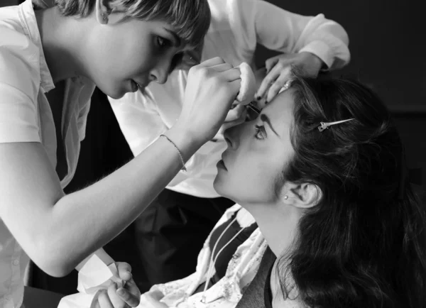 Mujeres en un salón de maquillaje profesional, Italia, Sicilia — Foto de Stock